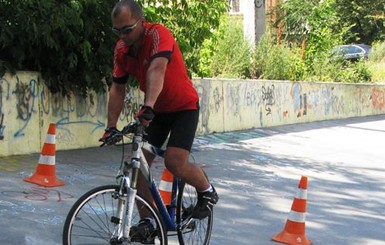 Столичный курьер побил мировой рекорд: простоял на велосипеде 5 с половиной часа