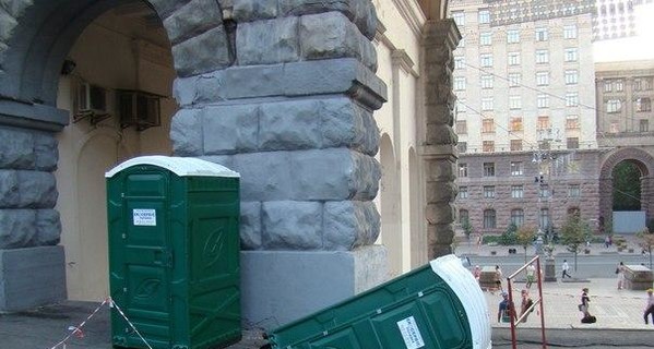 Фотофакт: в центре Киева под землю провалился туалет