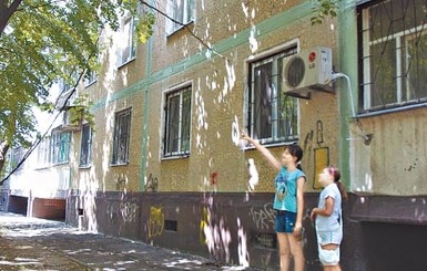 Соседи спасли малыша, выпавшего с 5-го этажа и застрявшего на дереве 