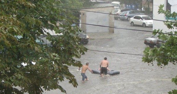 По улицам Одессы плавали на надувном матрасе