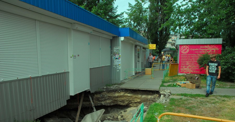 На Оболони провалилась земля – МАФы убирают, а вход в метро закрыли