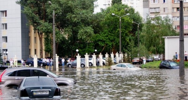 Последствия ливня в Одессской области: Сотни затопленных домов, спасенный щенок и закрытые пляжи