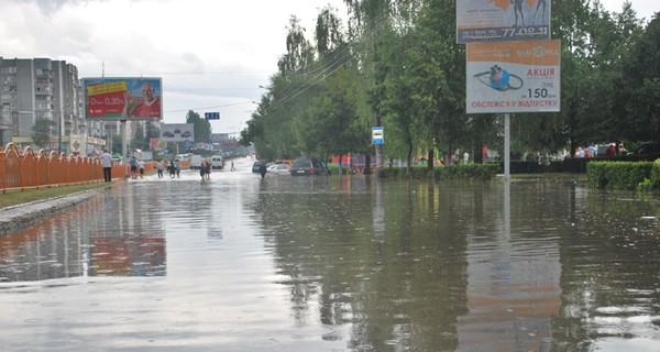 В Луцке после ливня остаются затопленными улицы