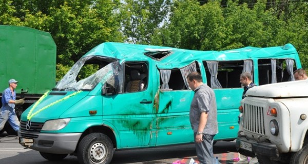 В Полтаве свадебный автобус врезался в грузовик