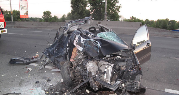 Жуткое ДТП в Киеве: на Троещине разбилась компания молодых ребят