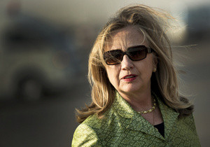 Хилари Клинтон забросали помидорами и ботинками