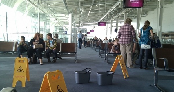 Новый терминал львовского аэропорта заливает вода