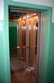 В дымящейся кабине лифта застряли 5 человек