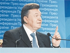 Янукович поздравил Меркель с Днем рождения