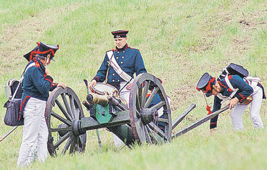 Забил заряд я в пушку туго... И выстрелила пушка в друга! 