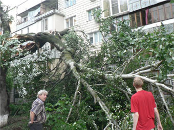 Ураган снес крыши 250 домов