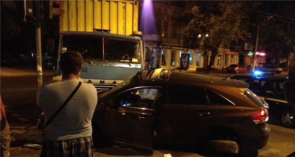 В Одессе фура снесла 