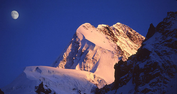 На Кавказе украинские туристы упали в ущелье