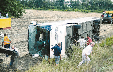 Автобус с туристами перевернулся из-за упавшего ноутбука водителя 