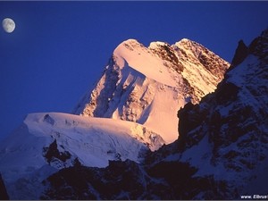 Грузинские спасатели нашли украинских альпинистов, которые сорвались в пропасть