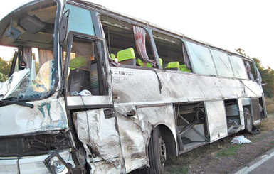 По дороге из Евпатории водитель-неумеха врезался в автобус с туристами 