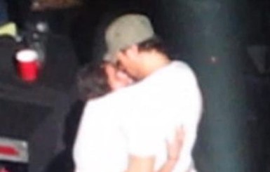 Страстный Иглесиас целовался с фанаткой прямо на сцене