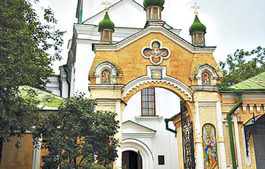 Захват храма: ветераны поругались с батюшкой из-за свечей и церковных книг 