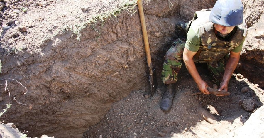 В Запорожье раскопали военный склад боеприпасов