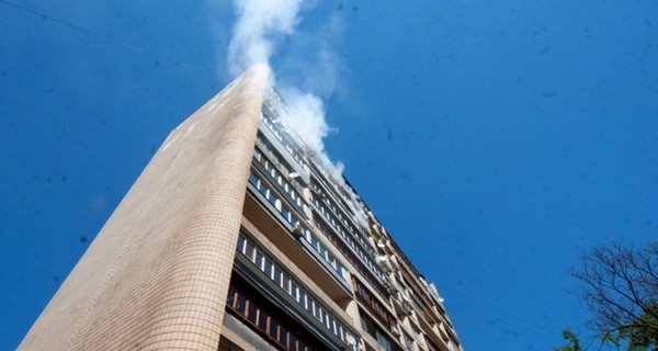 В центре Киева загорелась 14-этажка