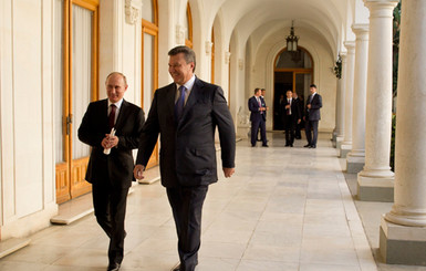 Янукович читает письма и общается с президентами 