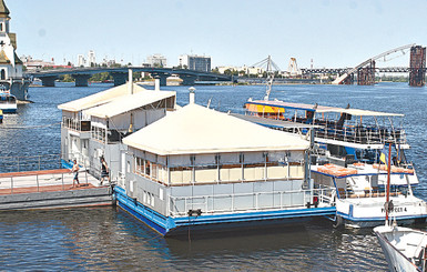 На скандальном дебаркадере строят второй этаж  