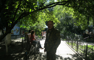 Талисман Крещатика живет на улице, отбиваясь от женщин 