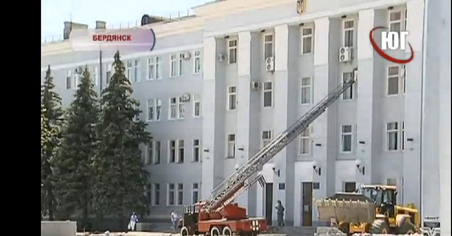 Мчсников вызвали к мэру Бердянска ремонтировать кондиционер, хотя в регионе пятый уровень пожароопасности