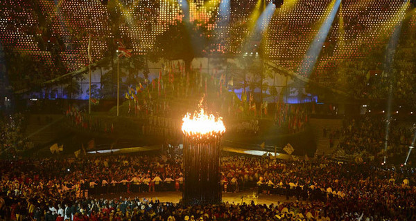 Открытие Олимпиады: королеву сбросили с парашютом, мистера Бина пустили в оркестр, Бэкхема прокатили с ветерком, а Маккартни спел