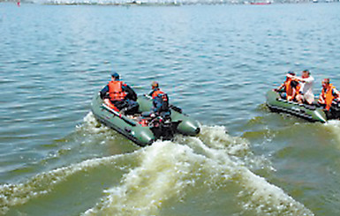 Молодежь забыли забрать с острова после дискотеки 