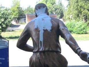 В Луганске хитрые вандалы поглумились над Пеле