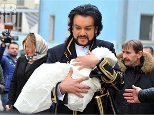 Ани Лорак не собирается крестить ребенка Киркорова