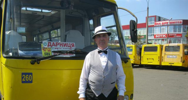 Столичный маршрутчик ездит в бабочке и жилетке, раздает конфеты пассажирам и переписывается с Зюгановым