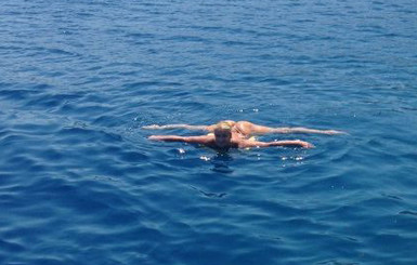 Волочкова сделала шпагат прямо на воде