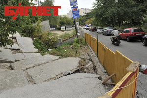 В Киеве у Севастопольской площади провалился асфальт