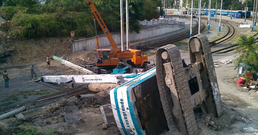 На севастопольском ж/д вокзале рухнул крупный экскаватор [ФОТО]