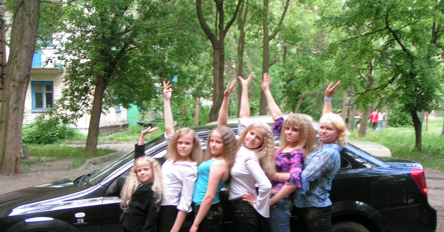 Мать-героиня, которая убила своих детей и похитила девочку, писала стихи и руководила семейным ансамблем