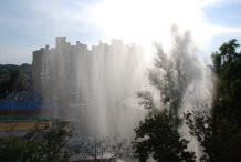 В центре Киева из-под земли забил фонтан