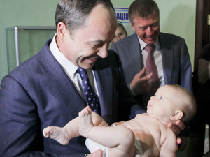 Задача правительства - защита мам, детей, семей