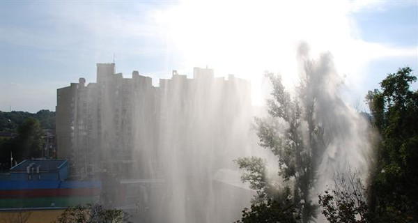 Напор воды сорвал люк на детской площадке и затопил двор с машинами