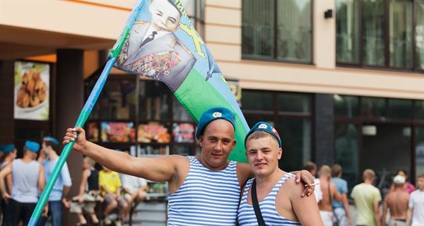 День ВДВ в Киеве: порванные тельняшки, танцы с пивом и девушками на руках