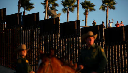 Пограничный забор между Мексикой и США