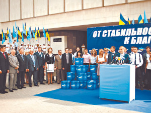 Партия регионов первой принесла документы в ЦИК