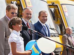 Уже через год детей полностью обеспечат школьными автобусами