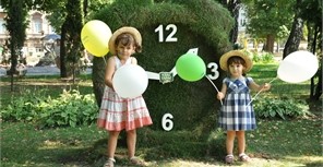 Грин-арт: поспешите посидеть на диване из травы и погладить зеленого котэ!