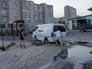 Автопотоп на Троещине: машины спасали подростки