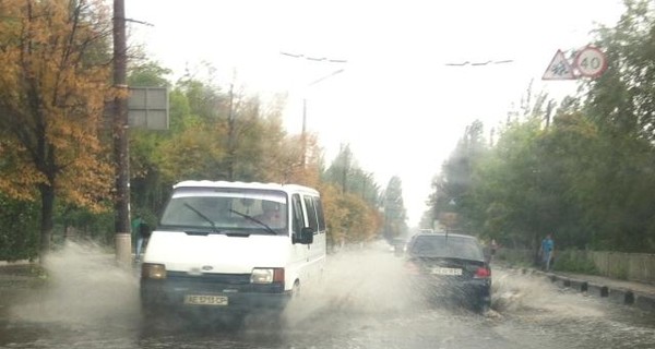 На Днепропетровск обрушился ураган: ветер валит деревья