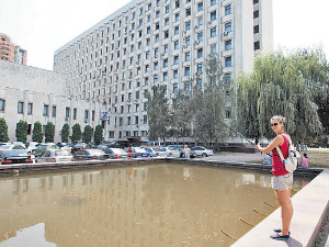 На рыбалку под ЦИК: ловим карасей в фонтанах