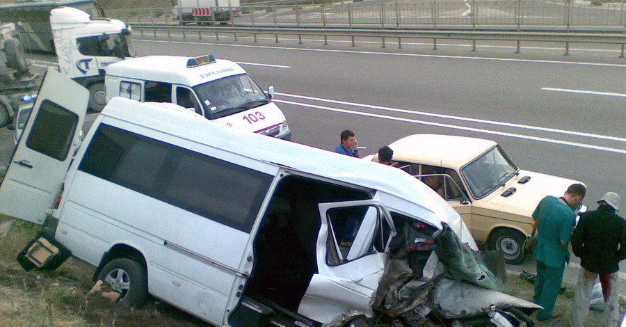 Под Симферополем случилось крупное ДТП: пострадали 17 человек