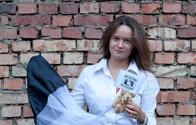 За фото с плюшевым мишкой журналисток в Беларуси оштрафовали на $360 